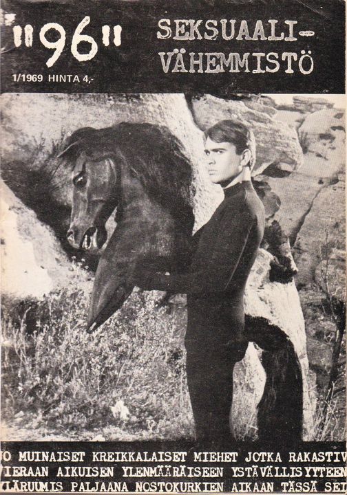 Pärmen för tidningen "96", med den stora texten "sexuell minoritet" och under texten en bild på en maskulin person som står utomhus iklädd svarta trikåer och håller i en huvudbonad i form av ett hästhuvud.