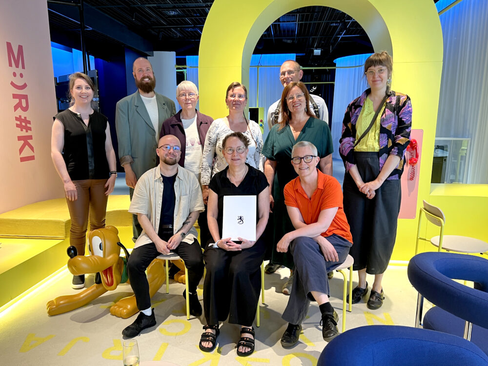 Iloisia Sateenkaarihistorian ystävät ry:n yhdistysaktiiveja valtionpalkinnon kanssa.