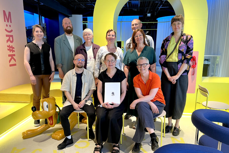 Iloisia Sateenkaarihistorian ystävät ry:n yhdistysaktiiveja valtionpalkinnon kanssa.