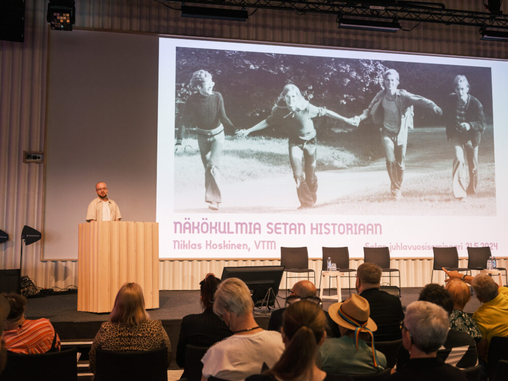 Niklas Koskinen esitelmöi Setan historiasta