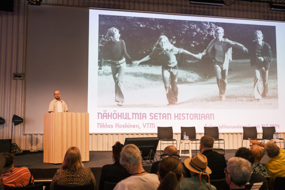 Niklas Koskinen esitelmöi Setan historiasta