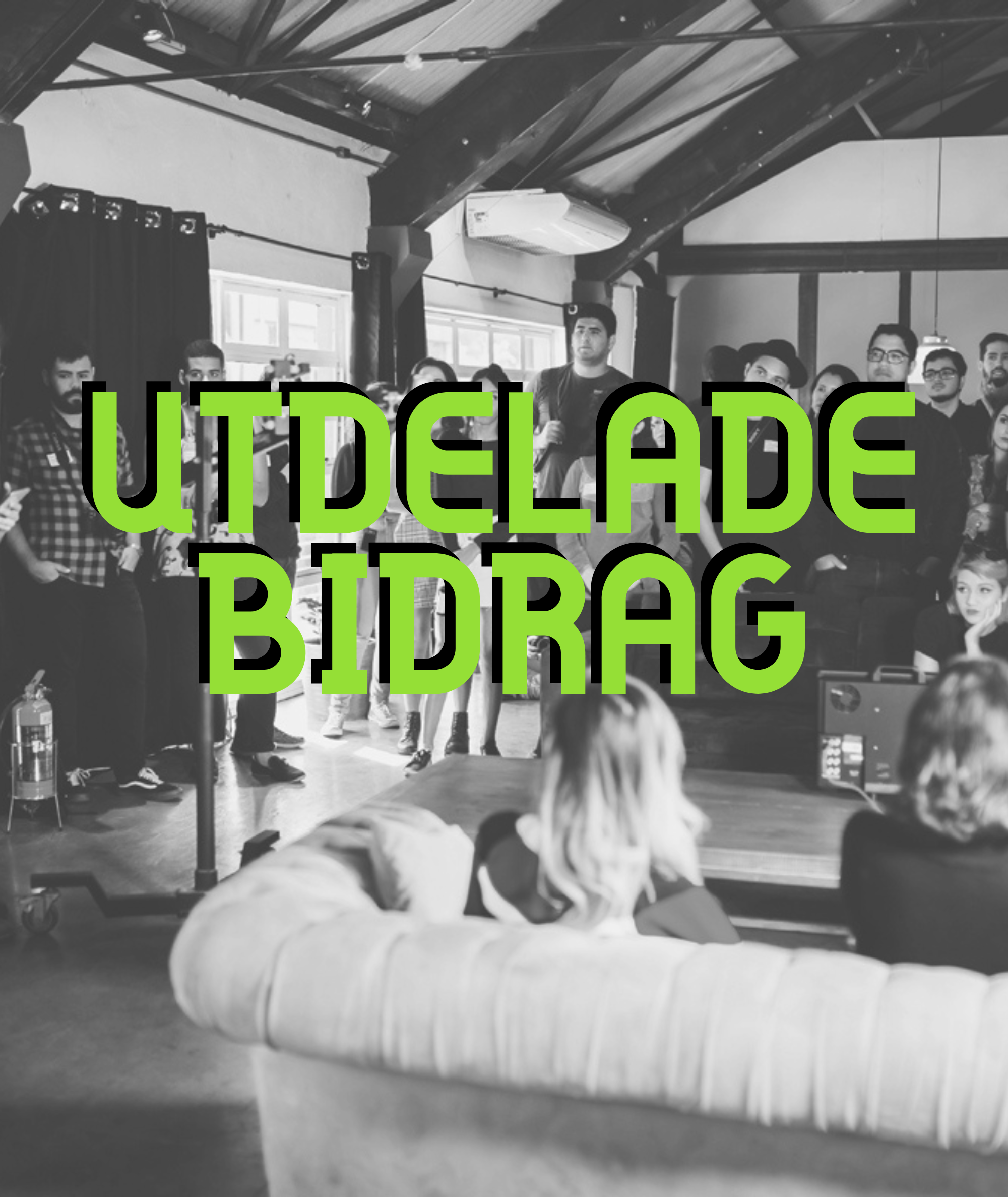 Människor samlas för att lyssna på någon. Bilden säger "bidrag beviljade".