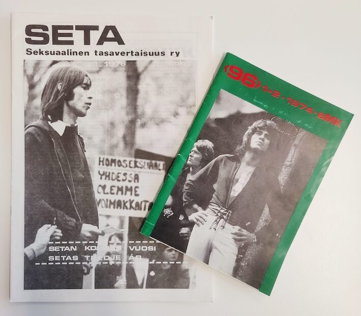 Vanhat Seta- ja 96-lehtien kannet. Seta-lehden kannessa lukee "Setan kolmas vuosi". 96-lehden päiväys on 1974. 96-lehden kannessa seisoo mies. Seta-lehden kannessa on aktivistin näköinen mies ja kyltti "Homoseksuaali - yhdessä olemme voimakkaita."