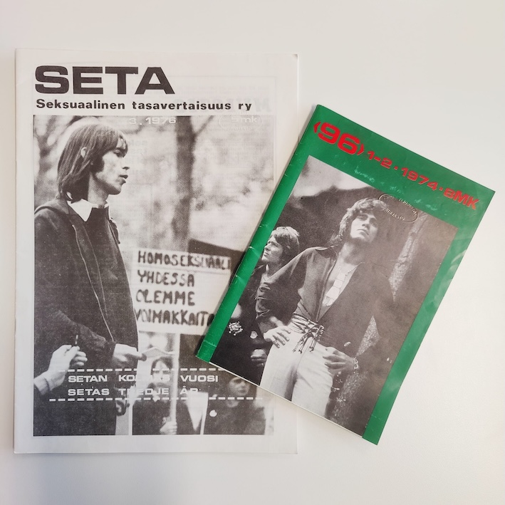 Vanhat Seta- ja 96-lehtien kannet. Seta-lehden kannessa lukee "Setan kolmas vuosi". 96-lehden päiväys on 1974. 96-lehden kannessa seisoo mies. Seta-lehden kannessa on aktivistin näköinen mies ja kyltti "Homoseksuaali - yhdessä olemme voimakkaita."