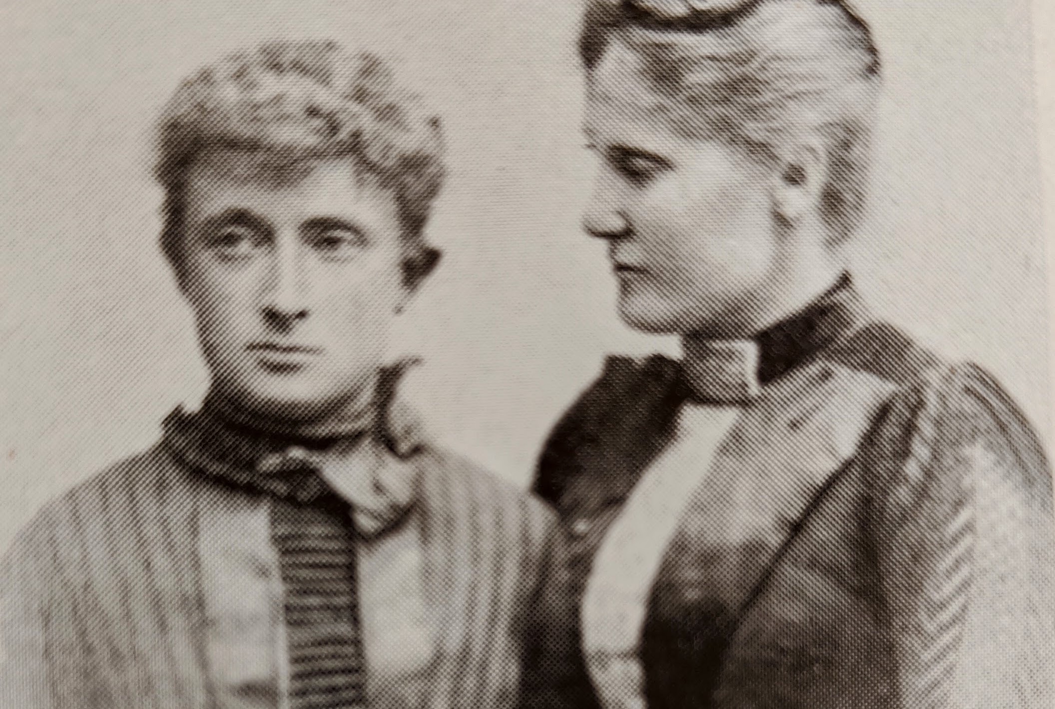 Muotokuva pariskunnasta. Lilly Londén katsoo kameraan ja Selma Kajanus on kääntynyt Londéniin päin.